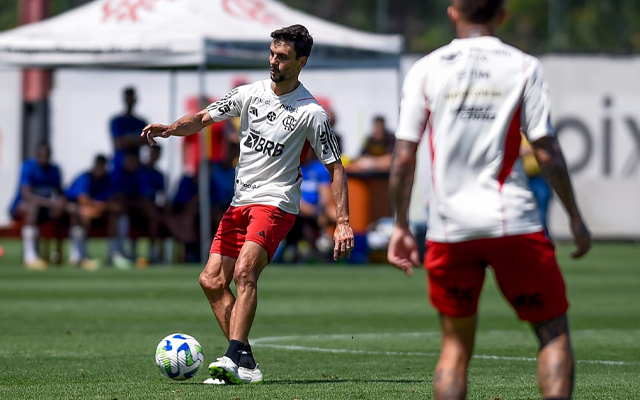 RODRIGO CAIO, EX-FLAMENGO, OFERECIDO AO BOTAFOGO: NEGOCIAÇÃO EMPERRA DEVIDO A SALÁRIO ELEVADO